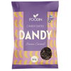 Foodin Dandy Candy Dates Banana Caramel; violetti mattapintainen pussi Foodin Dandy Candy -taateleita, Banana Caramel -maku, 90 g; etusivulla tyyliteltyjä keltaisia banaanikuvia ja kirkas ikkuna, josta osa sisällöstä näkyy; oikeassa yläkulmassa Suomen lipun kuvake ja teksti ”valmistettu Suomessa”; tausta tasainen ja neutraali; suora tuotekuva ilman ihmisiä tai käsiä.