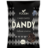 Musta-valkoinen pussi merkinnällä FOODIN Candy Dates Dandy Salmiak Licorice, 90 g, pienellä ikkunalla joka näyttää tummia karkkipaloja, ja Suomen lipun kuvake oikeassa yläkulmassa, mainiten herkullisen salmiakin maun. Mattapintainen muovipakkaus keskitetyllä lihavoidulla tuotenimellä, niukka kuvitus. Kuva on pelkistetyllä valkoisella taustalla, erillisenä tuotekuvana. Ihmisiä tai käsiä ei näy.