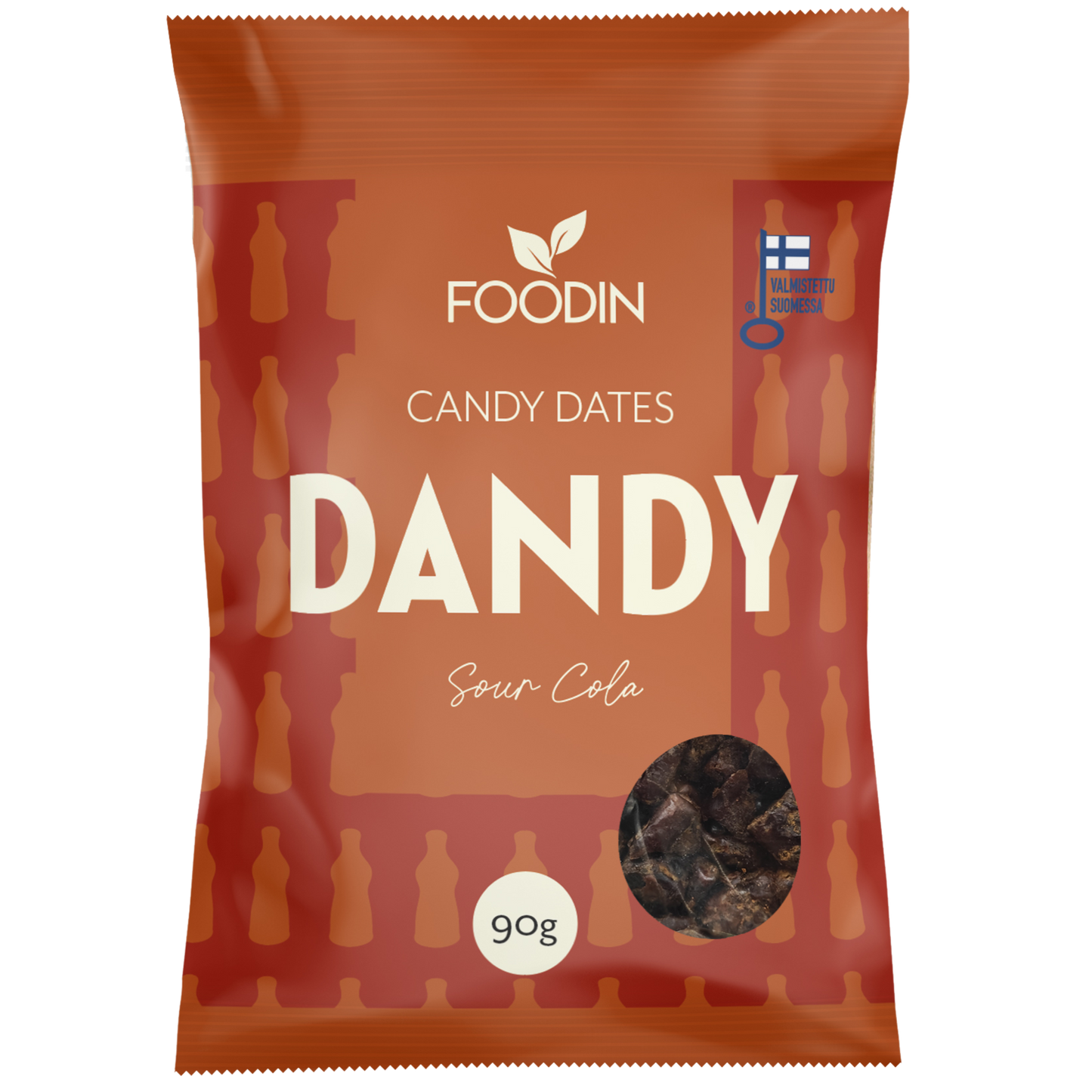 Foodin Dandy Candy Dates Sour Cola; punaoranssi pussi FOODIN Dandy Candy Dates -tuotetta, Sour Cola -maku, 90 g; pussin muotoinen pakkaus mattapintainen, etusivulla painettuja mustia pullosiluetteja; alaosassa kirkas ikkuna näyttää tummanruskeita makeispaloja; kulmassa pieni Suomen lipun kuvitus; tuote- ja makunimet lihavoidulla groteskitekstillä; tausta tasainen valkoinen, ei ihmisiä tai käsiä kuvassa.