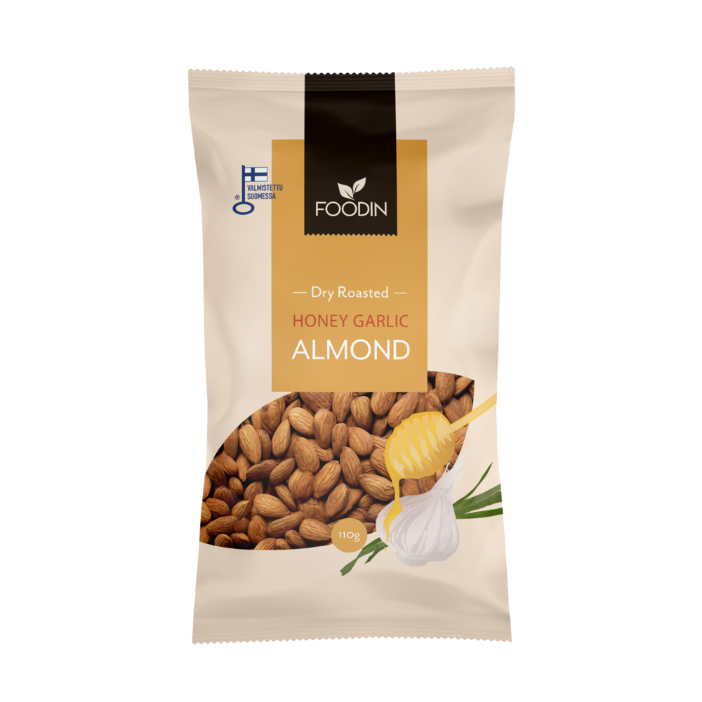 Foodin Honey Garlic Almonds; pussi Foodin Dry Roasted Honey Garlic Almonds -manteleita, pakkauksessa kuvia manteleista, valkosipulinkynnestä, vihreistä yrteistä ja hunajakauhasta; mattapintainen seisova pussi pääosin ruskea valkoisin tekstein modernilla groteskifontilla; etusivulla merkintä ”110 g”, suomalainen laatumerkki ja mainintoja hunajan ja valkosipulin mauista; tasainen studiotausta, ei ihmisiä tai toimintaa näkyvissä.