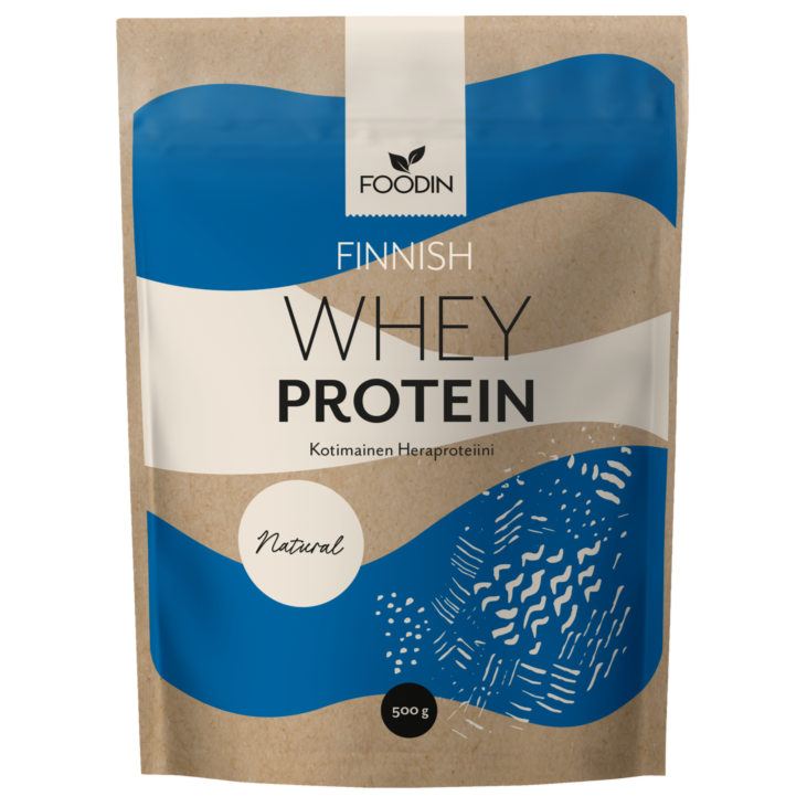 Foodin Kotimainen Heraproteiini Maustamaton; ruskea ja sininen pussi tekstillä ”Foodin Finnish Whey Protein”, abstrakteja sinisiä ja valkoisia kuvioita, sisältää 500 g luonnollista heraproteiinijauhetta; mattapintainen taipuisa pakkaus tasapohjaisena ja yläreunasta saumattuna, painettua groteskitekstiä; ei ihmisiä tai käsiä; neutraali tausta, tuote kuvattu edestä silmien tasolta.
