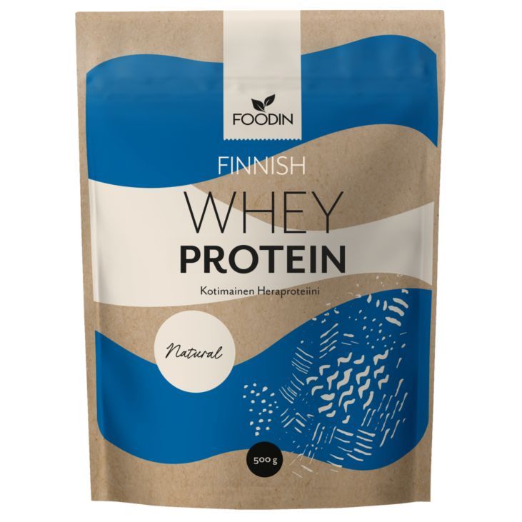 Foodin Kotimainen Heraproteiini Maustamaton; ruskea ja sininen pussi tekstillä ”Foodin Finnish Whey Protein”, abstrakteja sinisiä ja valkoisia kuvioita, sisältää 500 g luonnollista heraproteiinijauhetta; mattapintainen taipuisa pakkaus tasapohjaisena ja yläreunasta saumattuna, painettua groteskitekstiä; ei ihmisiä tai käsiä; neutraali tausta, tuote kuvattu edestä silmien tasolta.