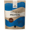 Foodin Kotimainen Heraproteiini Suklaa; 500 g:n pussi Foodin Finnish Whey Protein -proteiinia suklaanmaussa, abstrakteja sinisiä ja valkoisia kuvioita ruskeaa taustaa vasten; pakkaus taipuisaa suorakaiteen muotoista muovia mattapinnalla; tuotenimi ja brändi painettu lihavoidulla groteskikirjasimella; studiokuva edestä ilman ihmisiä tai käsiä; ei ylimääräistä rekvisiittaa tai ympäristöelementtejä.
