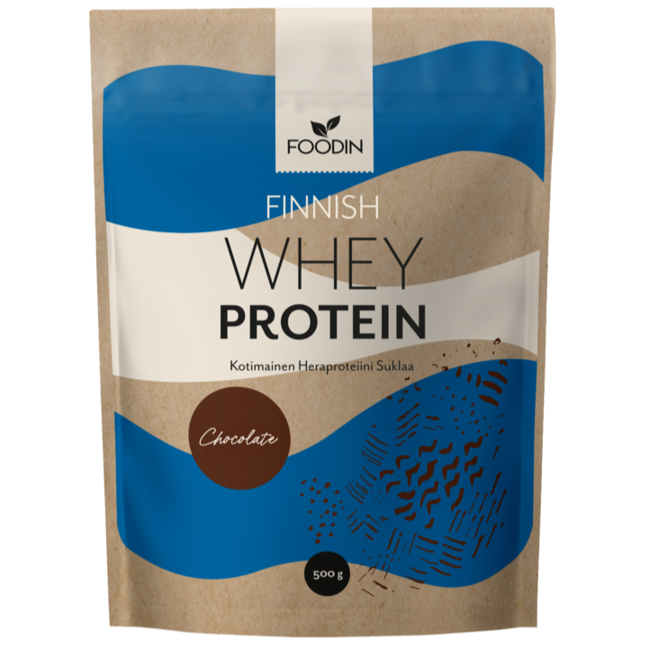 Foodin Kotimainen Heraproteiini Suklaa; 500 g:n pussi Foodin Finnish Whey Protein -proteiinia suklaanmaussa, abstrakteja sinisiä ja valkoisia kuvioita ruskeaa taustaa vasten; pakkaus taipuisaa suorakaiteen muotoista muovia mattapinnalla; tuotenimi ja brändi painettu lihavoidulla groteskikirjasimella; studiokuva edestä ilman ihmisiä tai käsiä; ei ylimääräistä rekvisiittaa tai ympäristöelementtejä.