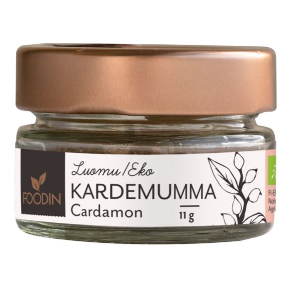 Foodin Kardemumma, 11 g; pieni lasipurkki, pronssinvärinen metallikansi; vaaleasävyinen etiketti, siistiä groteskitekstiä, tyyliteltyä lehtikuvitusta sekä Foodin-brändilogo; lieriömäinen, läpinäkyvä, sileäpintainen purkki; kannen pinta mattainen; vaalea tausta, ei ihmisiä.