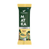 Foodin MATKA Energy Bar Banana Bread; Foodin Matka -energiapatukka banaanileivän maussa vihreässä ja keltaisessa mattapintaisessa kääreessä, kuvituksena puita ja nuotio; teksti selkeällä tikkukirjasimella; etiketissä lukee ”50g protein snack”; suorakaiteen muotoinen pakkaus ilman näkyvää läpinäkyvyyttä tai kiiltoa; tuote lepää tasaisella pinnalla ilman muita esineitä tai ihmisiä.