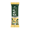 Foodin MATKA Energy Bar Banana Bread; Foodin Matka -energiapatukka banaanileivän maussa vihreässä ja keltaisessa mattapintaisessa kääreessä, kuvituksena puita ja nuotio; teksti selkeällä tikkukirjasimella; etiketissä lukee ”50g protein snack”; suorakaiteen muotoinen pakkaus ilman näkyvää läpinäkyvyyttä tai kiiltoa; tuote lepää tasaisella pinnalla ilman muita esineitä tai ihmisiä.