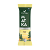 Foodin MATKA Energy Bar Lemon Cake; Foodin Matka Energy Bar sitruunakakun maussa, 50 g, vihreä ja keltainen pakkaus maisema- ja puukuvituksin; kääre mattapintainen, suorakaiteen muotoinen ja saumattu molemmista päistä; tikkukirjasin näyttää brändin ja maun etusivun etiketissä; ei ihmisiä tai käsiä näkyvissä; tuote kuvattu tasaisella taustalla suoraviivaisessa kuvassa.