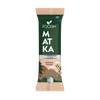 Foodin MATKA Energy Bar Oatmeal Cookie; vihreä ja beige MATKA-energiapatukka valmistaja Foodin, täynnä aitoja suomalaisia kauroja, maku kaurakeksi 50 g:n annoksessa; suorakaiteen muotoisessa mattapintaisessa kääreessä tyyliteltyjä lehtikuvioita ja pieni Suomen lippu yläosassa; typografia lihavoitua tikkukirjasinta, suurimmaksi osaksi versaalikirjaimin; tuote lepää tasaisella taustalla ilman ihmisiä tai muuta rekvisiittaa.