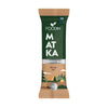 Foodin MATKA Energy Bar Pecan Pie; vihreä ja beige Foodin MATKA -energiapatukan kääre pekaanipiirakan maussa, kuvituksena telttaa, nuotiota ja puita; suorakaiteen muotoinen mattapakkaus; etiketissä lohko- ja tikkukirjasinta; Suomen lipun kuvake näkyvissä, paino ”50g” selkeästi painettuna; etiketissä mainita luonnonmukaisista ainesosista ulkokäyttöön; ei ihmisiä tai käsiä kuvassa; tasainen tausta korostaen tuotetta.
