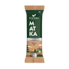 Foodin MATKA Energy Bar Pecan Pie; vihreä ja beige Foodin MATKA -energiapatukan kääre pekaanipiirakan maussa, kuvituksena telttaa, nuotiota ja puita; suorakaiteen muotoinen mattapakkaus; etiketissä lohko- ja tikkukirjasinta; Suomen lipun kuvake näkyvissä, paino ”50g” selkeästi painettuna; etiketissä mainita luonnonmukaisista ainesosista ulkokäyttöön; ei ihmisiä tai käsiä kuvassa; tasainen tausta korostaen tuotetta.
