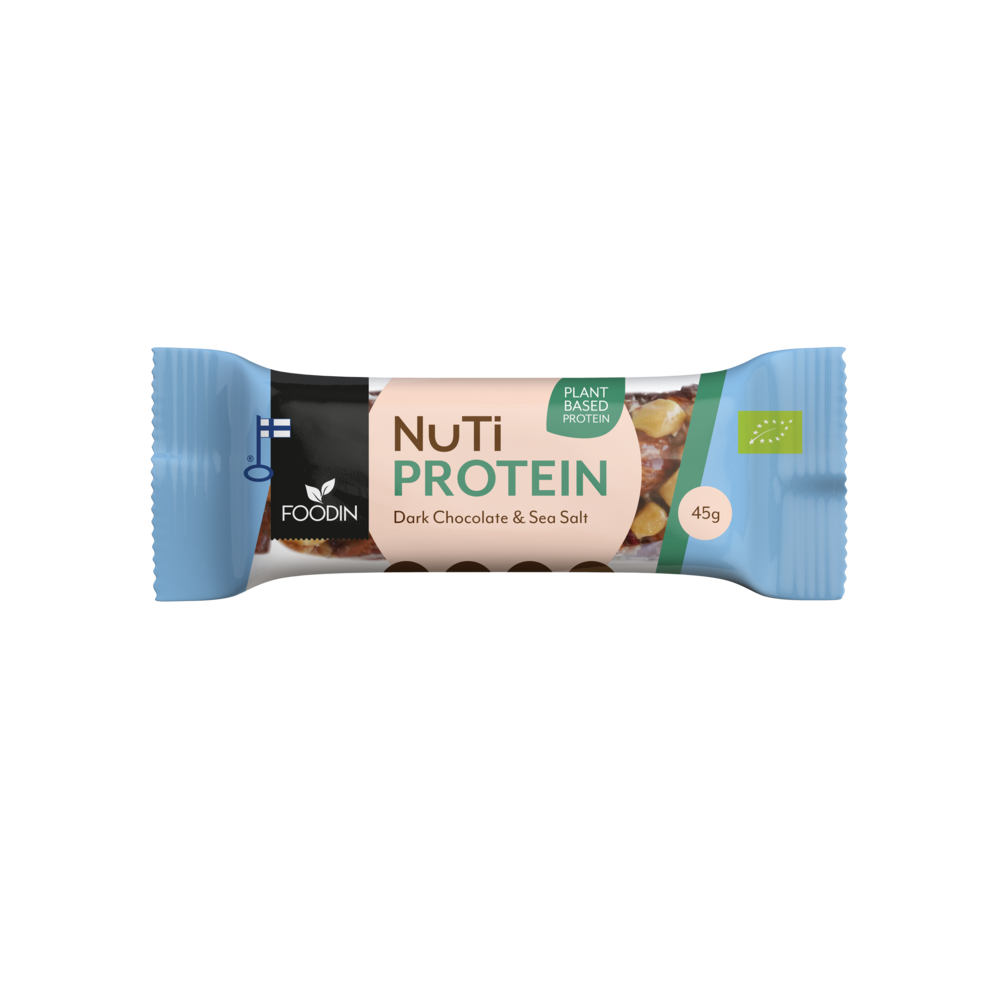 Foodin NUTI Luomu Pähkinäpatukka Protein, Dark Chocolate & Sea Salt, proteiinipatukka sinis-beigessä pakkauksessa merkitty "NuTi PROTEIN Dark Chocolate & Sea Salt 45g"; suorakulmainen mattapintainen kääre näyttää kuvia pähkinöistä, tekstit "Plant Based Protein" ja FOODIN-logot; groteskityppografia lihavoituna valkoisena ja sinisenä; patukka lepää vaaleaa taustaa vasten, ei ihmisiä eikä rekvisiittaa kuvassa; lähikuva tuotteesta.