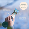 Foodin NUTI Luomu Pähkinäpatukka Protein, Dark Chocolate & Sea Salt -patukka kädessä; mattapintainen pakkaus, jonka etiketissä lukee korkea kuitupitoisuus, 9 g kasviproteiinia, yli 50 % pähkinöitä sekä ei lisättyä sokeria tai säilöntäaineita; suorakaiteen muotoinen patukka; selkeä, lihavoitu groteskikirjasin; tausta sumennettu, näkyvissä sininen taivas.