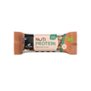 Foodin NUTI Luomu Pähkinäpatukka Protein, Almond & Caramel, käärittynä pakattu NuTi-proteiinipatukka manteli-karamellimaussa, osittain näkyvä pähkinäkuvitus; pakkaus suorakulmainen, pääosin ruskea ja beige mattapinnalla; yksinkertainen groteskityyppografia näyttää tuotenimen, maun, kasvipohjaisen proteiiniväittämän ja 45 g painon; kuvakkeet osoittavat vegaanisuuden, suomalaisen alkuperän ja luomusertifikaatin; ei ihmisiä eikä taustaesineitä näkyvissä; eristetty tuotekuva.