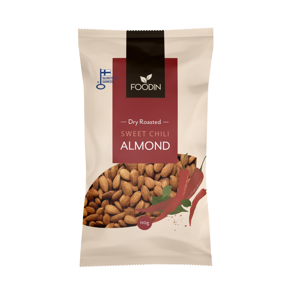 Foodin Sweet Chili Almonds; beige pakkaus Foodin Dry Roasted Sweet Chili Almonds -manteleita, 110 g, etusivulla kuva manteleista ja punaisista chilipaprikoista; vasemmassa yläkulmassa pieni Suomen lipun symboli korostaen alkuperää; pakkaus mattapintainen ja suorakaiteen muotoinen pyöristetyin reunoin; etikettiteksti yksinkertaisella groteskilla valkoisena ja tummanruskeana; kuva pelkästä tuotteesta tasaisella valkoisella taustalla, ei ihmisiä tai käsiä.