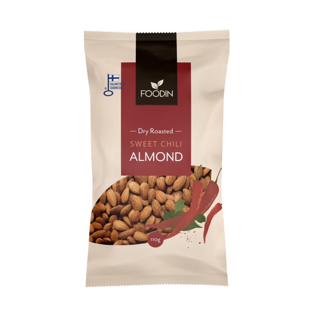 Foodin Sweet Chili Almonds; beige pakkaus Foodin Dry Roasted Sweet Chili Almonds -manteleita, 110 g, etusivulla kuva manteleista ja punaisista chilipaprikoista; vasemmassa yläkulmassa pieni Suomen lipun symboli korostaen alkuperää; pakkaus mattapintainen ja suorakaiteen muotoinen pyöristetyin reunoin; etikettiteksti yksinkertaisella groteskilla valkoisena ja tummanruskeana; kuva pelkästä tuotteesta tasaisella valkoisella taustalla, ei ihmisiä tai käsiä.