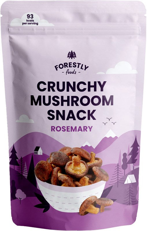 Forestly Sienisipsi Rosmariini; violetti Forestly Foods -rapea sienisipsipussi rosmariinin makuisena, etupuolella kuvitettu vuorimaisema ja kulho sieniä; matta pakkaus suorakulmaisena pystyssä seisovana pussina; lihavoitu valkoinen ja vihreä groteskikirjasin tuotenimessä, pienempi teksti maulle ja ravintotiedoille; luettavissa ”93 kcal per serving”; ei ihmisiä tai käsiä, neutraali tausta, suora tuotekuva.