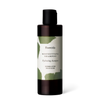 Frantsila Kosteuttava Shampoo; tummanruskea muovipullo, musta kierrekorkki; etuosan etiketissä pieniä vihreitä lehtiä sekä suomen- ja englanninkielistä tekstiä selkeällä painatuksella; pullo on sylinterinmuotoinen sileällä kiiltävällä pinnalla; kuvattu pystyasennossa yhtenäisellä valkoisella taustalla ilman ihmisiä tai esineitä.
