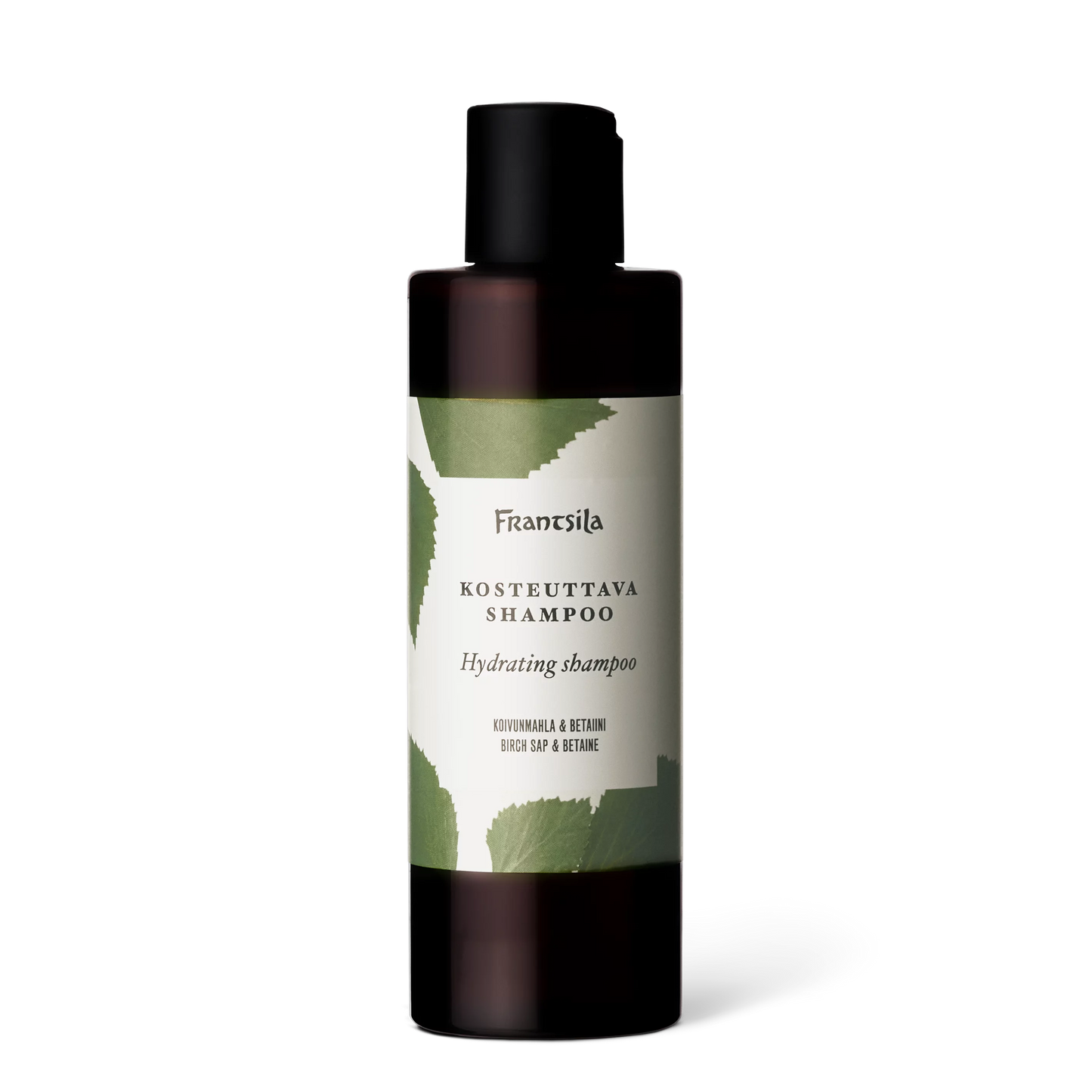Frantsila Kosteuttava Shampoo; tummanruskea muovipullo, musta kierrekorkki; etuosan etiketissä pieniä vihreitä lehtiä sekä suomen- ja englanninkielistä tekstiä selkeällä painatuksella; pullo on sylinterinmuotoinen sileällä kiiltävällä pinnalla; kuvattu pystyasennossa yhtenäisellä valkoisella taustalla ilman ihmisiä tai esineitä.