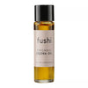 Fushi Luomu Jojobaöljy; läpinäkyvä pullo, jossa musta korkki, beige etiketti ja kultaisenväristä öljyä; etiketissä teksti ”100% PURE | FRESH-PRESSED jojoba oil”; lieriömäinen muoto, kiiltävä pinta, musta lihavoitu groteskikirjasin; tasainen valkoinen tausta, keskitetty studiokuva, ei ihmisiä tai käsiä.