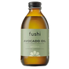 Ruskea lasipullo kiiltäväpinnalla, lieriömäinen ja musta muovikorkki. Etiketti on vihreä valkoisin ja mustin pääteviivattomin tekstein, ja päätekstinä näkyy fushi Avocado Oil Organic. Tuote on kuvattu yksin pelkistettyä taustaa vasten tavanomaisessa edestäpäin otetussa kuvassa. Pullo sisältää tuorepuristettua, 100-prosenttista puhdasta avokadoöljyä, joka tunnetaan ravitsevista ominaisuuksistaan.