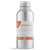 Georganics Appelsiini Oil Pulling Purskutteluöljy: hopeanvärinen sylinterimäinen metallipullo mattapinnalla ja kierrekorkilla; etiketissä teksti "georganics oil pulling mouthwash, orange flavor" groteskikirjasimella, alaosassa kuvitettuja appelsiini- ja sitrusviipaleita valkoisella pohjalla; tausta on valkoinen, tuote keskellä kuvaa, ei ihmisiä tai käsiä näkyvissä.