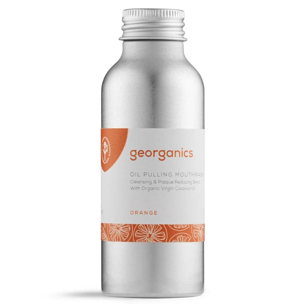 Georganics Appelsiini Oil Pulling Purskutteluöljy: hopeanvärinen sylinterimäinen metallipullo mattapinnalla ja kierrekorkilla; etiketissä teksti "georganics oil pulling mouthwash, orange flavor" groteskikirjasimella, alaosassa kuvitettuja appelsiini- ja sitrusviipaleita valkoisella pohjalla; tausta on valkoinen, tuote keskellä kuvaa, ei ihmisiä tai käsiä näkyvissä.