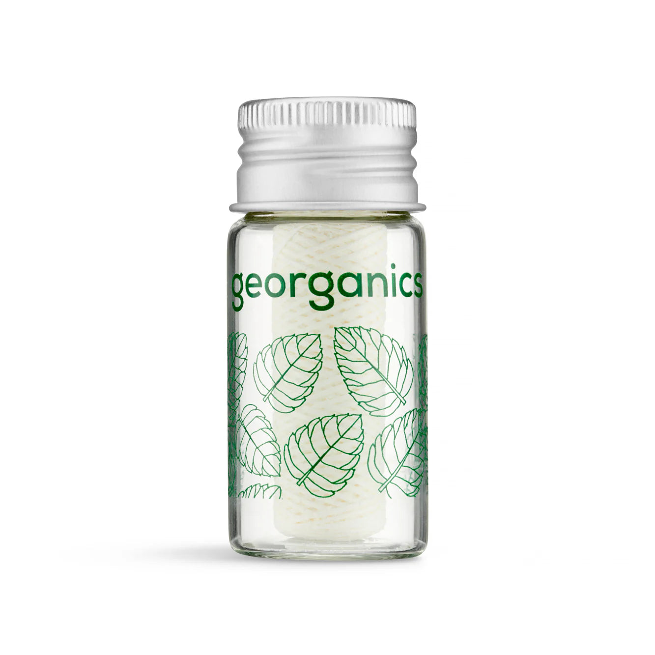 Georganics Piparminttu Hammaslanka: pieni pyöreä lasipurkki, jossa mattavalkoinen kierrekansi; etiketissä pienaakkosin kirjoitettu "georganics" vihreällä groteskikirjasimella; purkissa valkoista materiaalia ja vihreitä lehtikuvituksia; tuote kuvattu yksin yksiväristä taustaa vasten, ei ihmisiä tai muita esineitä näkyvissä.