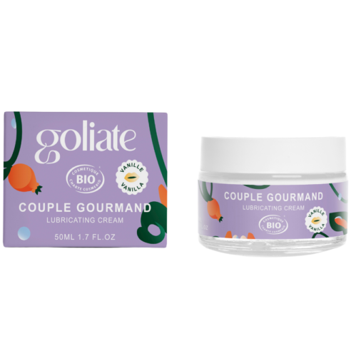 Goliate 2-in-1 Makuliukuvoide Vanilja; purkki ja rasia GOLIATE Couple Gourmand -vaniljanmakuista makuliukuvoidetta, 50 ml, violetein ja oranssein kukkakuvioin valkoista taustaa vasten; sekä purkki että rasia mattapintaisia; pakkauksen teksti modernilla groteskikirjasimella; tuotenimi ja maku luettavissa; ei ihmisiä tai käsiä; rasia ja purkki pystyssä valkoisella taustalla tuotekuvassa.
