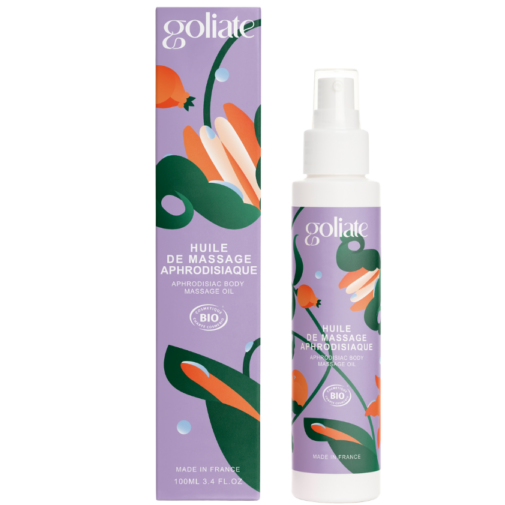 Goliate Aphrodisiac Hierontaöljy; pullo ja rasia Goliaté Aphrodisiaque-hierontaöljyä eloisalla abstraktilla lehti- ja muotokuvituksella violettia taustaa vasten; 100 millilitran pullo sylinterin muotoinen kiiltopinnalla, luettavassa tekstissä muun muassa ”Made in France”; pakkaus näyttää lihavoitua nykyaikaista kirjasinta; ei ihmisiä tai käsiä kuvassa.