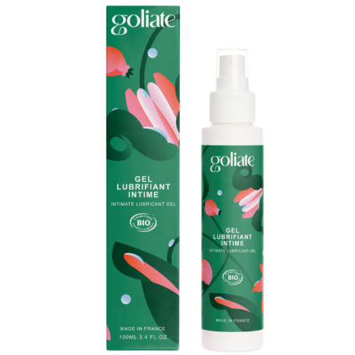 Goliate Intimate Liukuvoide; pullo ja rasia Goliate Gel Lubrifiant Intime -intiimiliukuvoidetta, vihreä mattapakkaus abstrakteilla vaaleanpunaisilla ja punaisilla muodoilla; molemmissa groteskitekstiä, muun muassa ”Made in France” ja ”BIO”; pullo sylinterin muotoinen pumppukorkilla; tilavuus selkeästi merkitty 100 ml; ei ihmisiä tai käsiä; tausta tasainen ja pelkistetty.