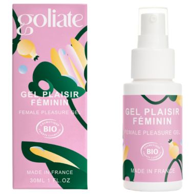 Goliate Stimuloiva Klitorisgeeli; vaaleanpunainen rasia ja pullo Goliate Gel Plaisir Féminin -geeliä kukkakuvioin ja ranskankielisin tekstein; molemmat merkitty BIO-sertifioinnilla ja Made in France -maininnalla; rasia suorakulmainen mattapinnalla, pullo sylinterin muotoinen pumppukorkilla; teksti pääosin groteskikirjasimella; valkoinen tausta, ei ihmisiä tai käsiä; suora tuotekuva.