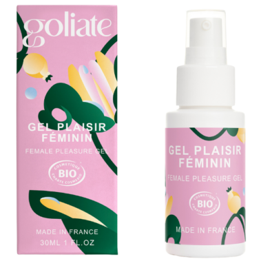 Goliate Stimuloiva Klitorisgeeli; vaaleanpunainen rasia ja pullo Goliate Gel Plaisir Féminin -geeliä kukkakuvioin ja ranskankielisin tekstein; molemmat merkitty BIO-sertifioinnilla ja Made in France -maininnalla; rasia suorakulmainen mattapinnalla, pullo sylinterin muotoinen pumppukorkilla; teksti pääosin groteskikirjasimella; valkoinen tausta, ei ihmisiä tai käsiä; suora tuotekuva.