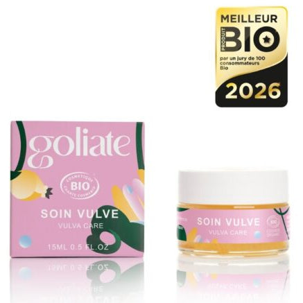 Goliate Vulva Care Intiimivoide; purkki ja rasia Galiate Soin Vulve -intiimivoidetta vaaleanpunaisin, vihrein ja keltaisin kukkakuvioin; pakkaus sisältää sylinterin muotoisen purkin ja suorakulmaisen rasian, molemmat mattapinnalla; yksinkertainen groteskikirjasin tuotenimessä; oikeassa yläkulmassa näkyy kultainen Meilleur Produit Bio 2026 -palkintomerkki; valkoinen tausta, ei ihmisiä tai käsiä.
