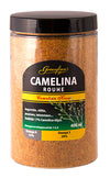 Greenfinns Camelinarouhe: läpinäkyvä muovipurkki mustalla kannella tekstillä "Camelina Rouhe", sisältää kullanruskeaa rakeista camelinansiemenistä valmistettua tuotetta; sylinterimäinen purkki on sileäpintainen ja kiiltävä, kansi on läpinäkymätön ja musta kierrekansi; etiketissä vihreää, keltaista ja valkoista tekstiä sekä antiikva- että groteskikirjasimilla, tyylitellyillä kasvikuvituksilla; tuotetietoa etiketin etupuolella; valkoinen tausta, ei ihmisiä tai muita esineitä näkyvissä.