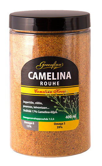 Greenfinns Camelinarouhe: läpinäkyvä muovipurkki mustalla kannella tekstillä "Camelina Rouhe", sisältää kullanruskeaa rakeista camelinansiemenistä valmistettua tuotetta; sylinterimäinen purkki on sileäpintainen ja kiiltävä, kansi on läpinäkymätön ja musta kierrekansi; etiketissä vihreää, keltaista ja valkoista tekstiä sekä antiikva- että groteskikirjasimilla, tyylitellyillä kasvikuvituksilla; tuotetietoa etiketin etupuolella; valkoinen tausta, ei ihmisiä tai muita esineitä näkyvissä.