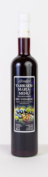 Greenfinns Variksenmarjamehu: korkea, tumma lasipullo etiketillä tekstillä "Variksenmarja Mehu" ja kuvitettuja tummia marjoja; pullo on kiiltäväpintainen, sylinterimäinen ja kierrekorkillinen; etiketin teksti on selkeää ja lihavoitua, marjakuvituksin; tuote seisoo pystyssä valkoista taustaa vasten edestäpäin otetussa kuvassa, ei ihmisiä tai käsiä näkyvissä.