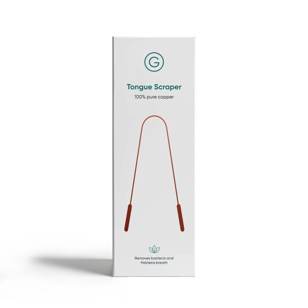 Gutology Kuparinen kielenkaavin: valkoinen suorakulmainen pahvirasia mattapinnalla; etiketissä teksti "Tongue Scraper 100% pure copper", vihreä logo, kuvitus kuparisesta kielenkaapimesta sekä pieni ikoni tekstillä bakteerien poistosta ja hengityksen raikastamisesta; teksti on lihavoitua groteskikirjasinta; tuote on kuvattu edestäpäin valkoista taustaa vasten, ei ihmisiä tai käsiä näkyvissä.
