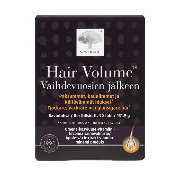 Hair Volume Vaihdevuosien jälkeen; laatikko ravintolisää, teksti suomeksi ja ruotsiksi, lupaa paksumpia ja kauniimpia hiuksia vaihdevuosien jälkeen; suorakulmainen laatikko on musta kultaisin ja valkoisin tekstein; mukana tyylitelty pisarakuvake ja omenan ääriviiva; päätypografia on lihavoitua groteskia; pakkaus on mattapintainen; tausta valkoinen, ei ihmisiä tai käsiä näkyvissä.