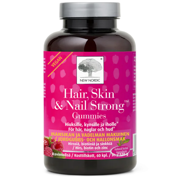 Hair, Skin & Nail Strong Gummies; pullo New Nordic Hair, Skin & Nail Strong Gummies -purutabletteja punaisella etiketillä, esillä valkoisella taustalla; pullo lieriömäinen, kirkasta tai läpikuultavaa materiaalia kierrekannella; kiiltävässä etiketissä mansikka- ja vadelmakuvia, lihavoitua valkoista groteskitekstiä brändinimelle ja tuotekuvaukselle; ei ihmisiä tai käsiä kuvassa; maku mansikka-vadelma.
