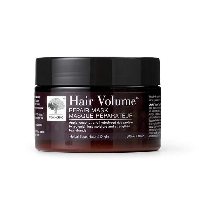 Hair Volume Repair Mask; purkki, valkoinen mattapinta ja sylinterinmuoto; purkissa kierrekorkki ja etuetiketti groteskitypografialla, joka esittää tuotenimen, ainesosat, koon (300 ml / 10 oz) ja "luonnollista alkuperää"; ei ihmisiä tai käsiä näkyvissä; tausta valkoinen; purkki sisältää hydrolysoitua riisiproteiinia ja kookosta kosteuden palauttamiseksi ja hiusten vahvistamiseksi.