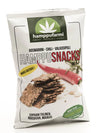 Hamppufarmi HamppuSnacks Rosmariini-Chili-Valkosipuli; pussi hamppuvälipaloja rosmariini-, chili- ja valkosipulimauilla; suorakulmainen mattapintainen pussi vihreä-valkoisena, etuosassa kuvia pyöreistä välipaloista ja kokonaisesta punaisesta chilistä; vegaaniset ruokamerkit pyöreinä kuvakkeina; lihavoitu groteskiteksti sisältää tuotenimen ja maun; tausta yksivärinen, ei ihmisiä tai käsiä näkyvissä, kuva otettu edestäpäin studiossa.