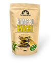 Hamppufarmi HamppuSnacks; ruskea Hamppufarmi Hamppu Snacks -pakkaus, jossa kuvia näkkileivistä, vihreitä minttulehtiä sekä merkinnät 200 g, vegaaninen, hampunsiemenpohjainen, 100-prosenttisen luonnollinen ja valmiiksi syötävä; mattapintainen pakkaus suorakulmaisin kulmin; groteskifonttia, pääteksti valkoisena tummempaa taustaa vasten; ei ihmisiä tai käsiä; neutraali tausta.