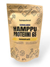 Hamppufarmi Hamppuproteiini 65; ruskea matta pussipakkaus tekstillä Suomalainen Hamppu Proteiini 65 konsentraatti, kuvituksena erilaisia urheiluvälineitä; etiketissä valmistajan nimi hamppufarmi ja maininta hamppuproteiinipitoisuudesta; pakkaus suorakulmainen tasapohjainen; kaikki teksti yksinkertaisella groteskilla; ei ihmisiä tai käsiä, vaaleasävyinen tausta, studiotuotekuva.