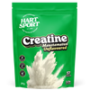 Hart-Sport Creatine Maustamaton; vihreä Hart Sport Creatine Unflavoured -jauhepussi dynaamisin valkoisin jauheroiskekuvioin, tekstissä 57 annosta ja 3,15 g annosta kohti; kuvakkeet korostavat kreatiinin roolia lihastuessa ja urheilusuorituksen parantamisessa; pakkaus matta, suorakulmainen ja joustavasta materiaalista, lihavoitu valkoinen ja keltainen groteskiteksti; valkoinen tausta, ei ihmisiä tai käsiä.