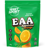 Hart-Sport EAA Orange; vihreä pussi Hart Sport EAA Appelsiini Orange -tuotetta, kuvituksena roiskuvia appelsiiniviipaleita; pussi on mattapintainen, suorakulmainen suljetulla ylä- ja alasaumalla; etiketissä lihava groteskiteksti kertoo välttämättömistä aminohapoista, 22 annoksesta, 250 g:n pakkauskoosta ja 6 g:sta EAA:ta annosta kohden; tuoteominaisuuksien kuvakkeet aseteltu vaakariviin; valkoinen tausta, ei ihmisiä tai käsiä näkyvissä.