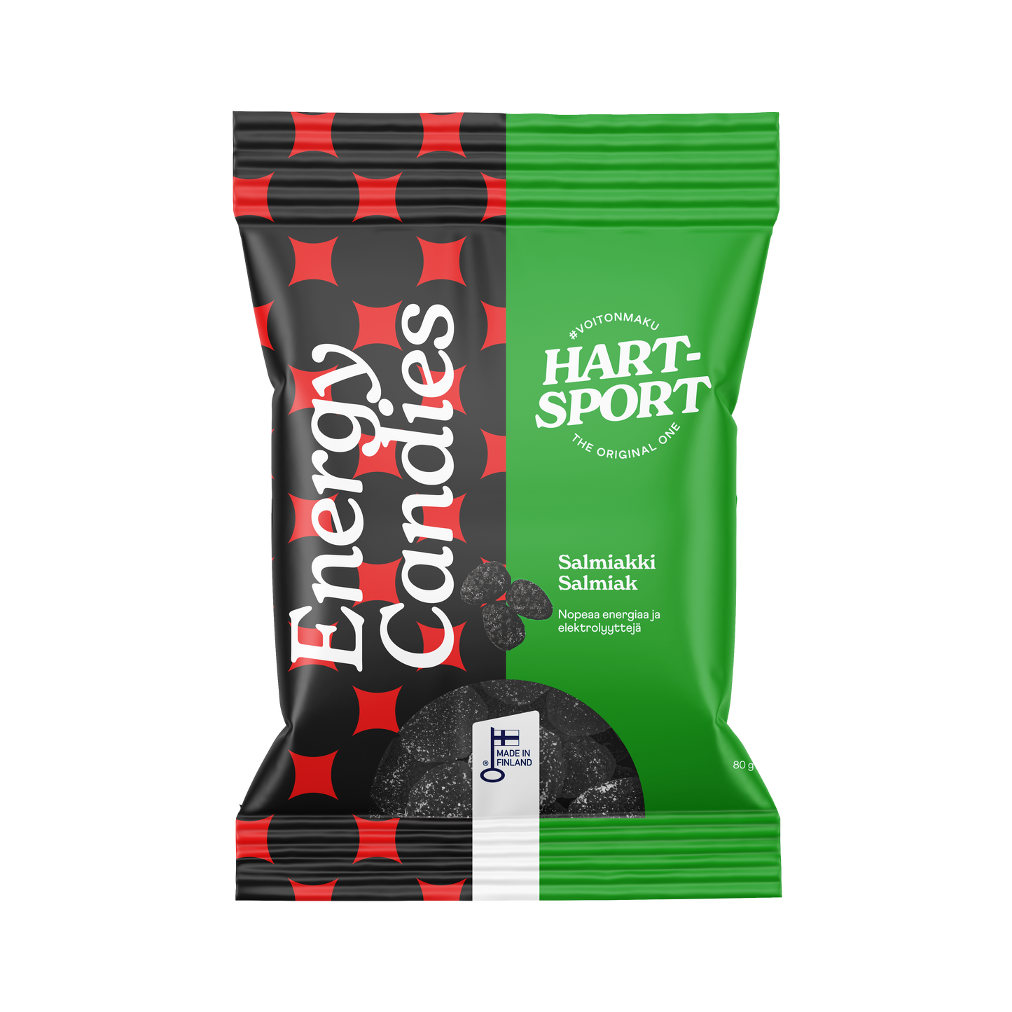 Hart-Sport Energy Candies Salmiakki; vihreä ja musta pussi tekstillä "Energy Candies" Hartsport-brändillä ja "Salmiakki Salmiak" -maininnalla; pakkauksessa geometrinen punainen ja musta kuvio, mattapinta, suorakaiteen muotoinen ja kirkas muovi-ikkuna keskellä näyttää tummia soikeita karkkeja; teksti lihavoitua groteskia valkoisena vaakariveissä; tausta valkoinen, ei ihmisiä eikä käsiä näkyvissä, tuote esillä suoraan edestä silmän korkeudelta.