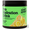 Hart-Sport Pro Hydration Drink; sylinterin muotoinen vihreä muovipurkki matalla etiketillä, jossa lukee ”Pro Hydration Drink” ja ”Hart Sport” lihavoidulla groteskilla; etiketissä sitruunaviipalekuvitusta ja selkeää tekstiiä sitruunan mausta, elektrolyyteistä, C-vitamiinista ja 20 annoksesta; ei ihmisiä tai käsiä, valkoinen tausta, tuotekuva edestäpäin.