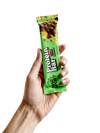 Hart-Sport Protein Bar Crispy Choco Banana; käsi pitelee vihreää Hart Sport -proteiinipatukkaa, maku Choc Chip Caramel Crunch, korkea proteiinipitoisuus, valkoista taustaa vasten; patukka on suorakulmainen, pakattu kiiltävään joustavaan kääreeseen, lihavaa valkoista ja keltaista groteskitekstiä, tuotenimi ja maku selkeästi painettuina etupuolelle; kaikki näkyvissä tasaisesti valaistussa asetelmassa.