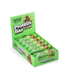 Hart-Sport Protein Bar Crispy Choco Banana; vihreä esittelylaatikko, jossa lukee Protein Bar Crispy, sisältää useita yksittäin käärittyjä patukoita; laatikko on kiiltävää pahvia, siinä kuvia suklaapaloista ja viljanjyvistä; pakkaus on suorakulmainen, aukossa näkyy patukoiden yläosat; lihava valkoinen ja kultainen groteskiteksti sisältää tekstin ”Taste of Victory Since the 80s”; ei ihmisiä tai käsiä näkyvissä; tausta neutraali, tuote kuvattu etuviistosta.